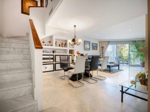 Дуплекс на продажу в Dúplex en Urbanización Cascada de Camojan, Sierra Blanca, Marbella, Марбелла photo 3
