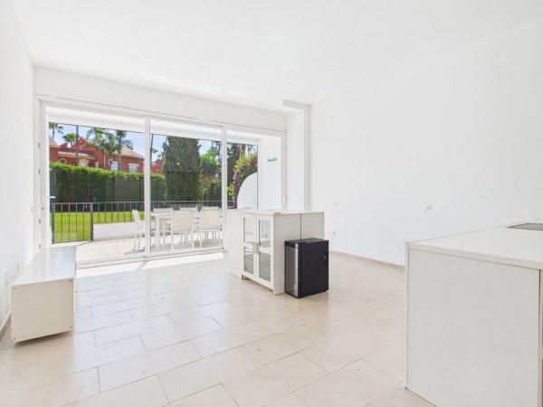 Venta de piso en Piso en Calle Monte Biarritz, Nueva Atalaya, Estepona, Estepona
thumbnail 1