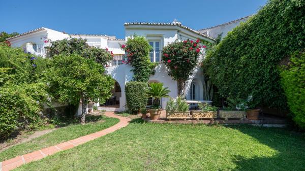 Chalet adosado en Calle la Perdiz, Alto de los Monteros, Marbella photo 1