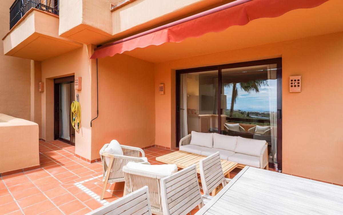 Sale of apartment in Piso en Los Arqueros-Puerto del Almendro, Benahavís, Benahavís
 photo 2