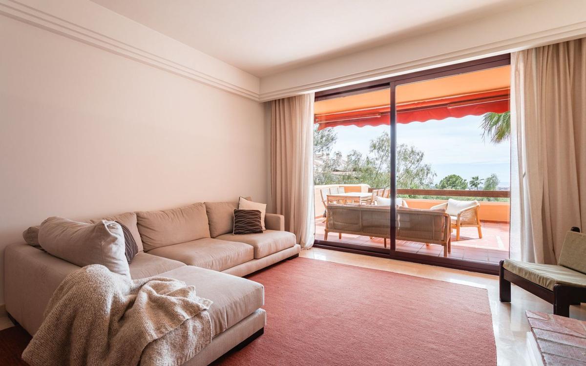 Sale of apartment in Piso en Los Arqueros-Puerto del Almendro, Benahavís, Benahavís
 photo 4
