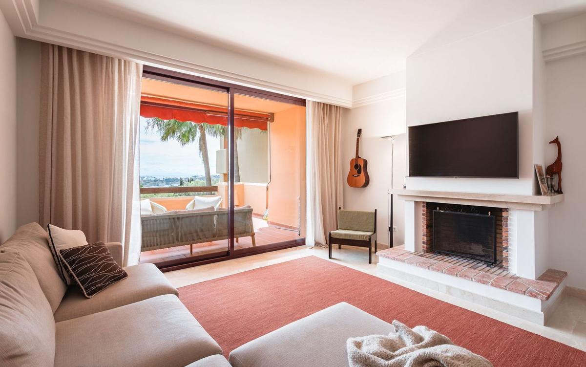 Sale of apartment in Piso en Los Arqueros-Puerto del Almendro, Benahavís, Benahavís
 photo 5