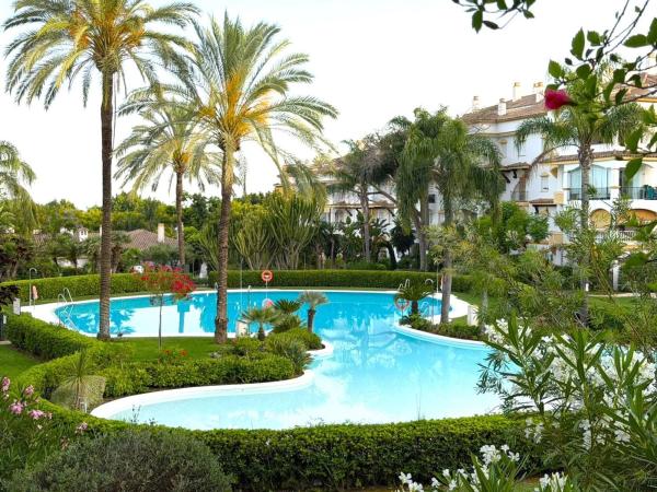 Mansarda na sprzedaż w  Ático en Bulevar Ashmawi, La Carolina-Guadalpín, Marbella, Marbella photo 1