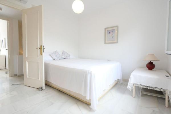 Chalet adosado en Urbanización Sitio de Calahonda, 6, Cabopino - Artola, Marbella thumbnail 2