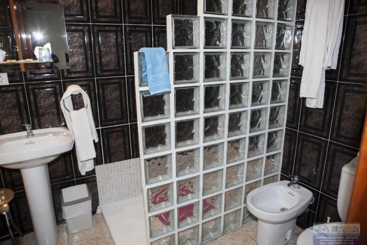 Здание Жилой площадью 1102м2 на продажу в Торревьеха photo 2