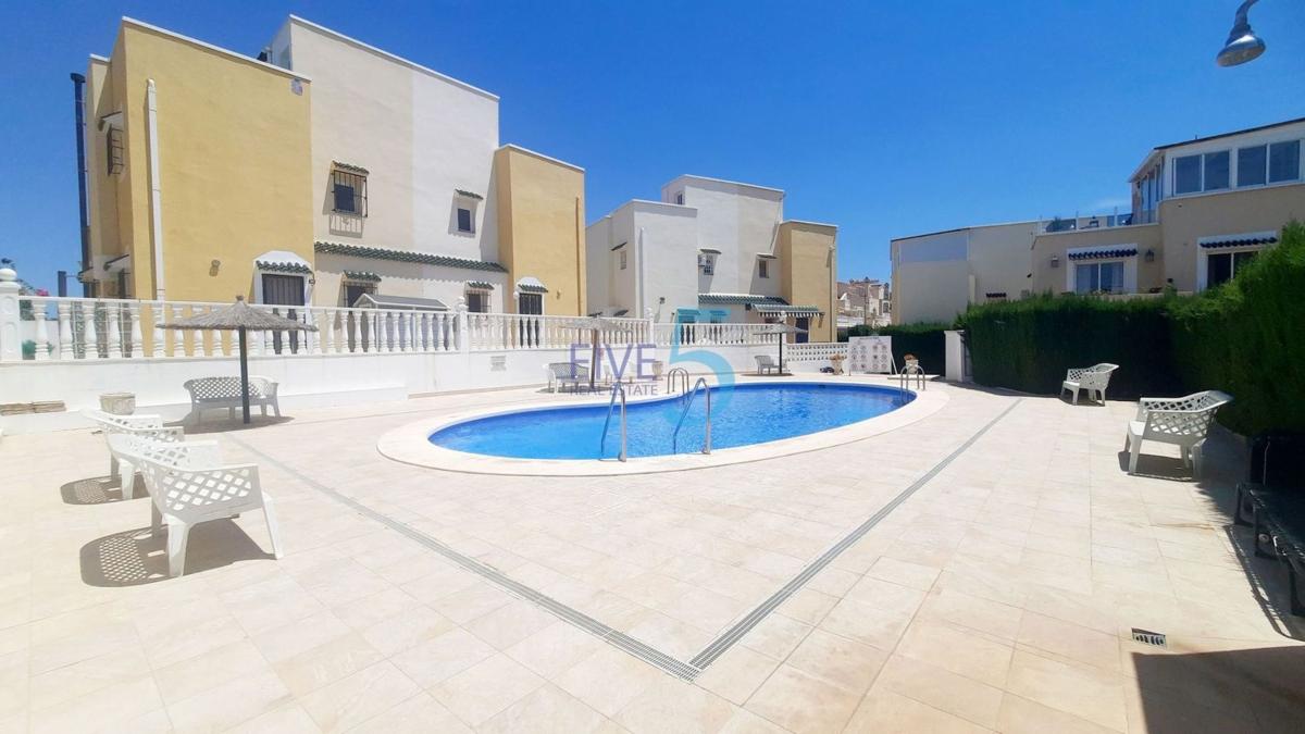 Sprzedaż niezależnego domku jednorodzinnego w  Casa o chalet en Zona Lago - Los Almendros, Orihuela, Orihuela photo 2