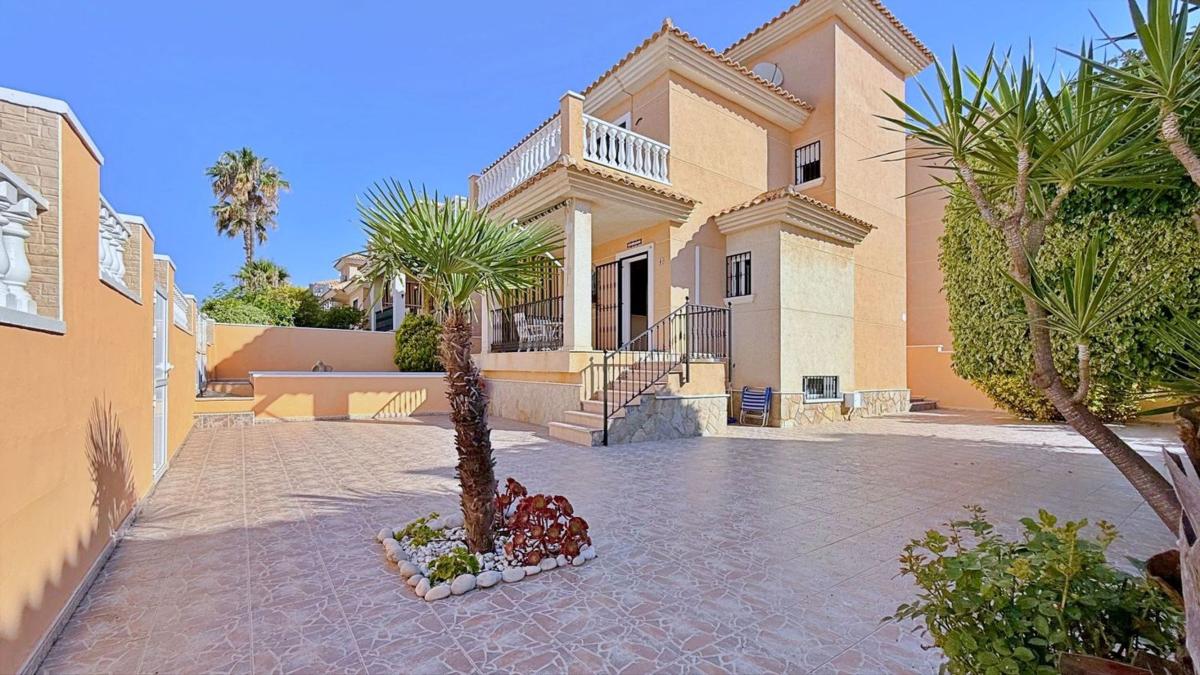 Venta de chalet independiente en Casa o chalet en Calle Rosa, Los Balcones y los Altos, Orihuela, Orihuela
 photo 2