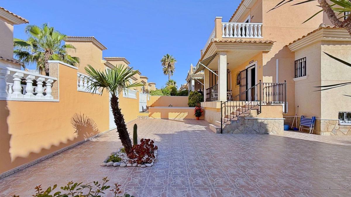 Venta de chalet independiente en Casa o chalet en Calle Rosa, Los Balcones y los Altos, Orihuela, Orihuela
 photo 3