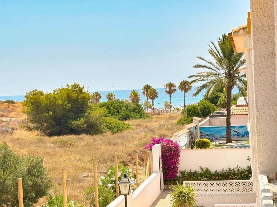 Продажа таунхауса в  Chalet adosado en Calle Jazmines, Playa Flamenca, Orihuela , Ориуэла photo 3