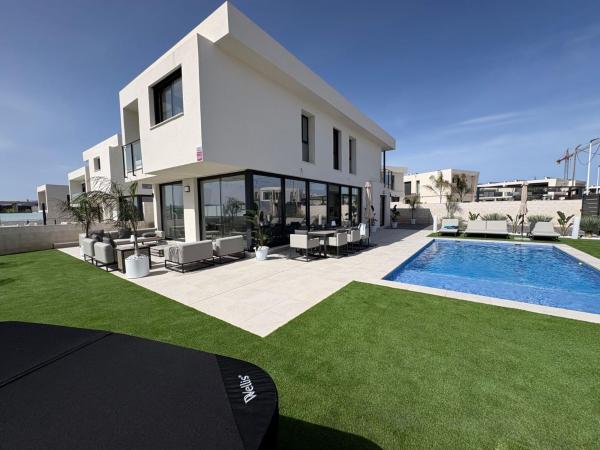 Частный шале на продаже в Casa o chalet en Monte y Mar, Gran Alacant, Гран-Алакант photo 1