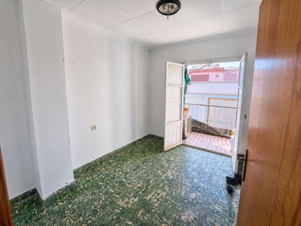 Sale of flat in Piso en Calle Elda, Carolinas Bajas, Alicante / Alacant, Alicante
photo 1