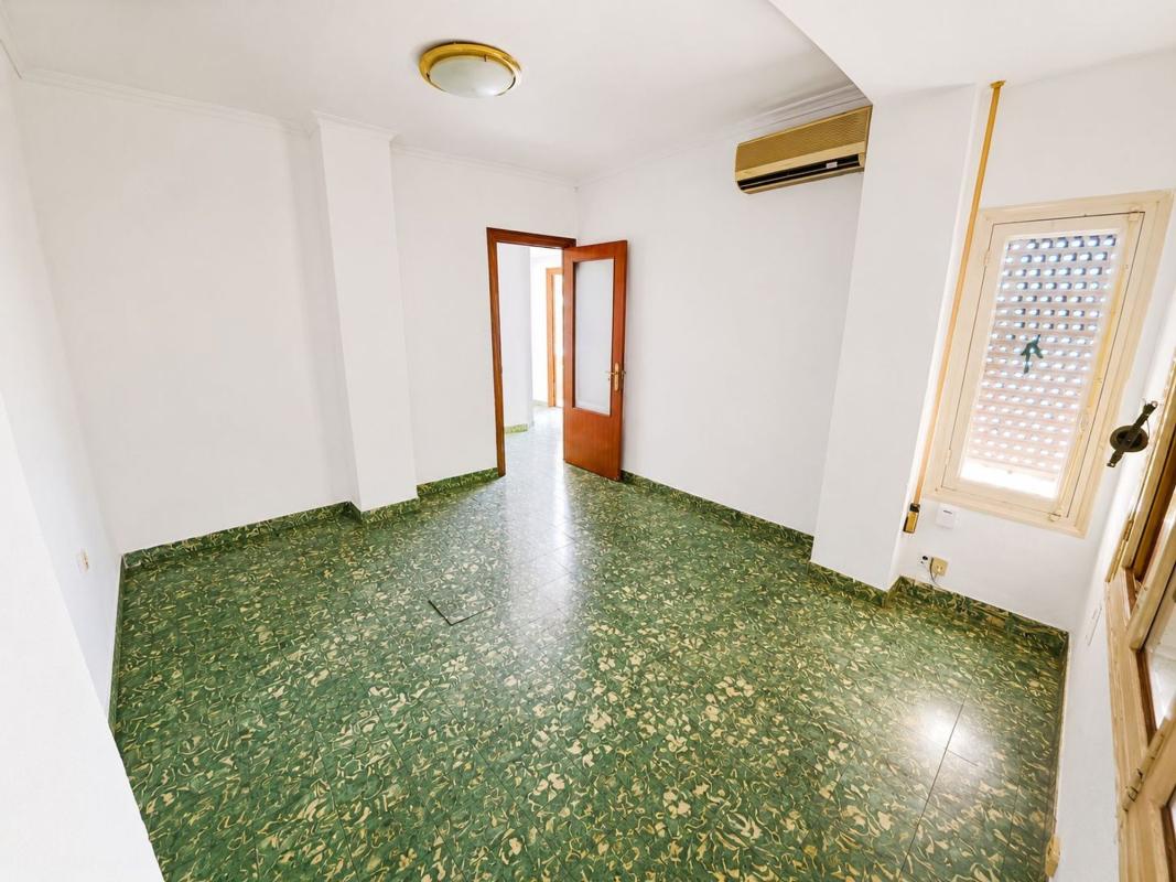 Sale of apartment in Piso en Calle Elda, Carolinas Bajas, Alicante / Alacant, Alicante
 photo 2