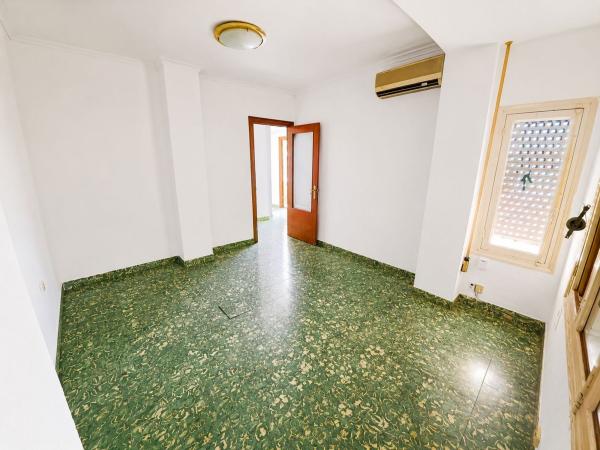 Sale of flat in Piso en Calle Elda, Carolinas Bajas, Alicante / Alacant, Alicante
thumbnail 1