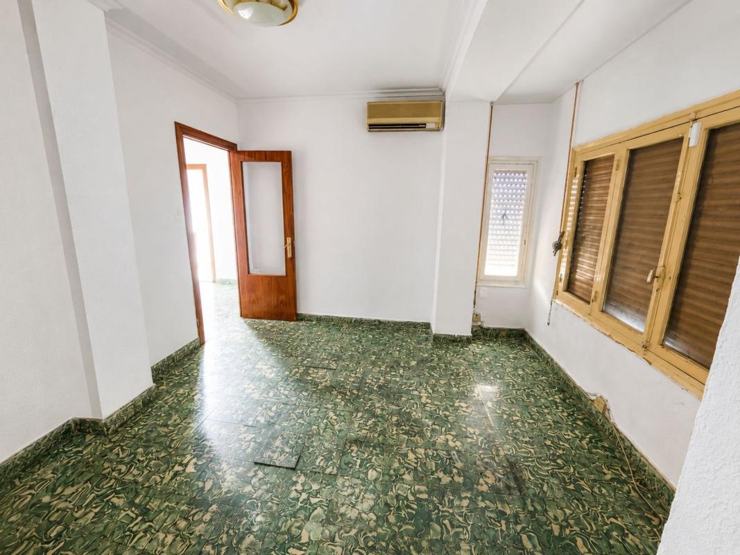 Sale of apartment in Piso en Calle Elda, Carolinas Bajas, Alicante / Alacant, Alicante
 photo 3