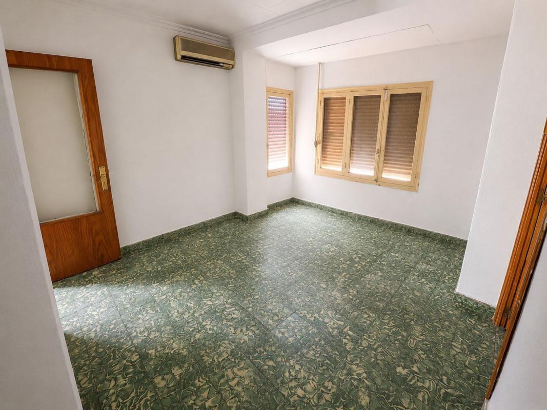 Sale of apartment in Piso en Calle Elda, Carolinas Bajas, Alicante / Alacant, Alicante
 photo 4
