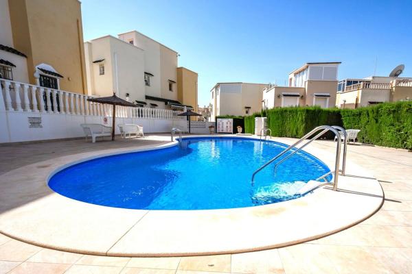 Chalet adosado en Calle Baikal, Zona Lago - Los Almendros, Orihuela thumbnail 1