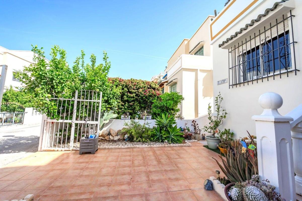 Venta de chalet adosado en  Chalet adosado en Calle Baikal, Zona Lago - Los Almendros, Orihuela , Orihuela photo 5