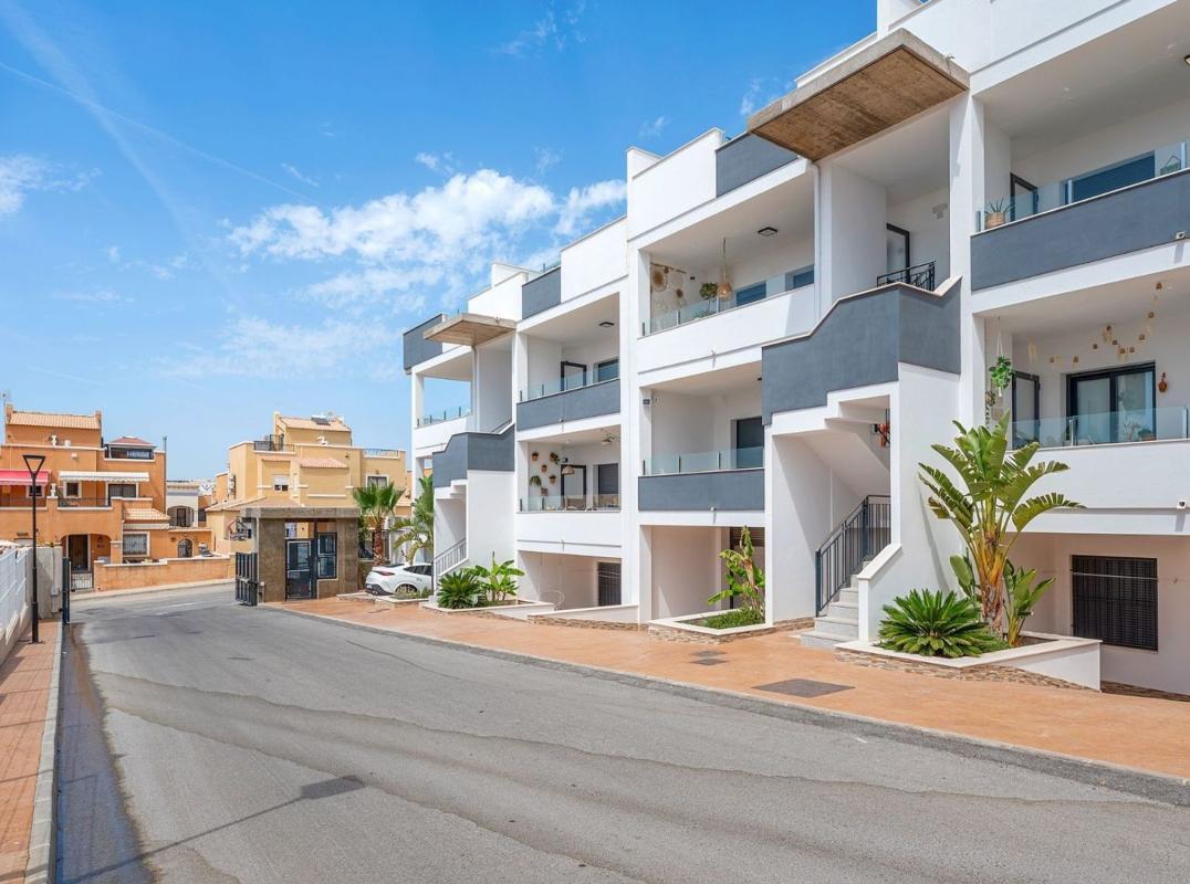 Sale of apartment in Piso en Zona Lago - Los Almendros, Orihuela, Orihuela
photo 1