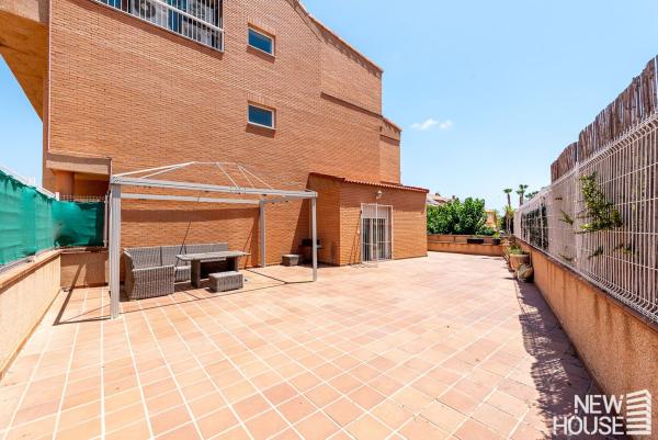 Chalet adosado en Calle Clara Campoamor, Alicante Golf, Alicante / Alacant photo 1