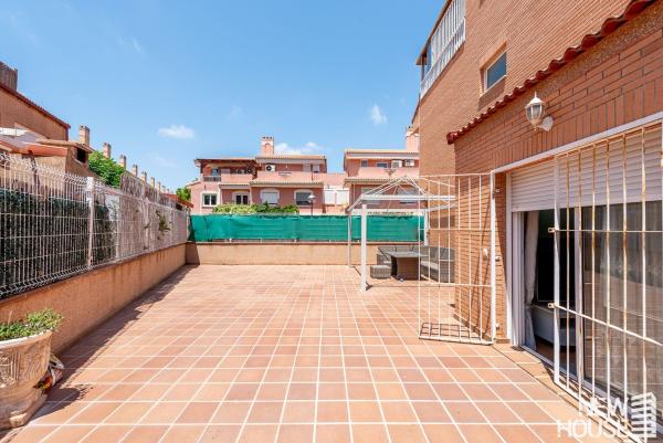 Chalet adosado en Calle Clara Campoamor, Alicante Golf, Alicante / Alacant thumbnail 1