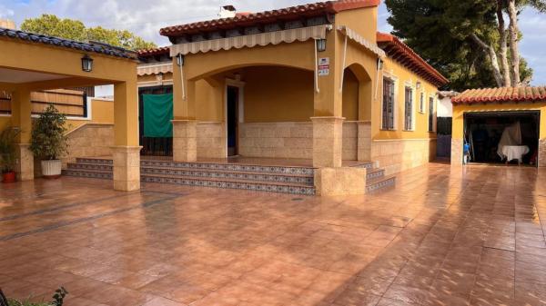 Chalet pareado en Calle Yate, Punta Prima, Orihuela thumbnail 2