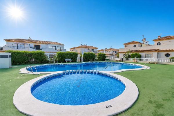 Chalet adosado en Calle Niágara, Playa Flamenca, Orihuela photo 1