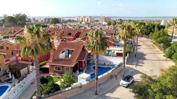 Casa o chalet independiente en Avenida l'Herba Bona, 1, Urbanizaciones, Guardamar del Segura thumbnail 2