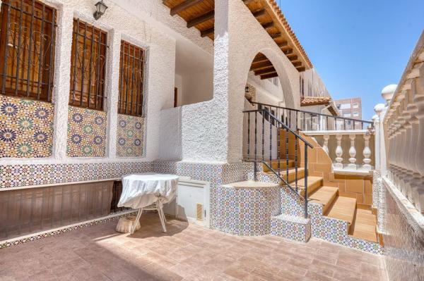 Chalet pareado en Avenida Suiza, Los Europeos, Torrevieja photo 1