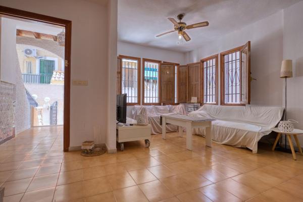 Chalet pareado en Avenida Suiza, Los Europeos, Torrevieja photo 4
