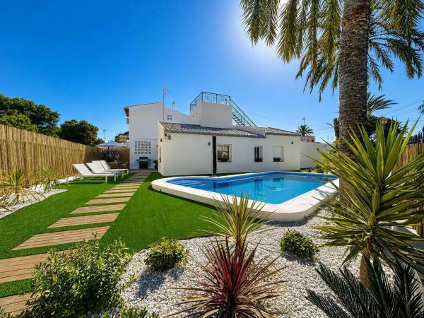 Chalet pareado en Calle la Falua, Punta Prima, Orihuela photo 1