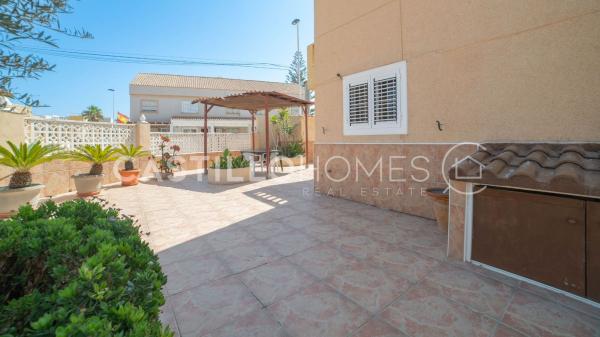 Частный шале на продаже в Casa o chalet en Zona los Frutales, Torrevieja, Торревьеха thumbnail 1