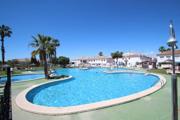 Chalet adosado en Urbanización Lago Jardín, Los Balcones - Los Altos del Edén, Torrevieja thumbnail 1