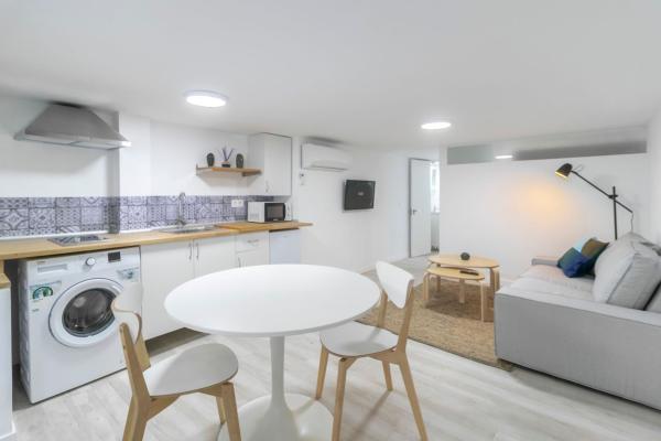 Venta de piso en Piso en Avenida Ramón y Cajal, Zona Puerto Deportivo, Fuengirola, Fuengirola
photo 1