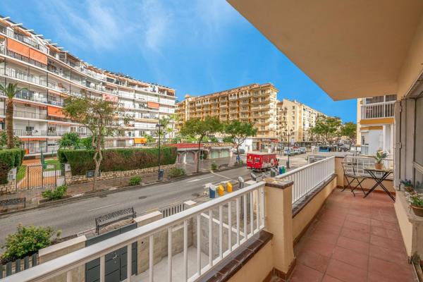 Venta de piso en Piso en Avenida Ramón y Cajal, 36, Zona Puerto Deportivo, Fuengirola, Fuengirola
 photo 1
