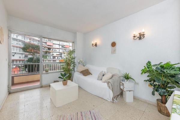 Venta de piso en Piso en Avenida Ramón y Cajal, 36, Zona Puerto Deportivo, Fuengirola, Fuengirola
 photo 3