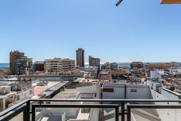 Venta de piso en Piso en Calle Hermanos Pinzón, 4, Zona Puerto Deportivo, Fuengirola, Fuengirola
photo 1