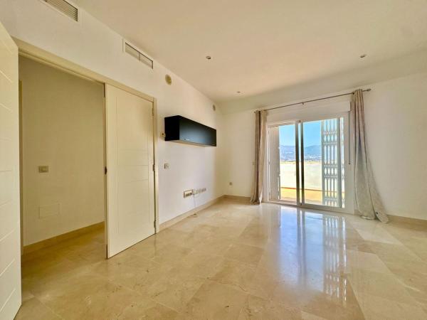 Аттик на продажу в  Ático en Zona Sohail, Fuengirola, Фуэнхирола photo 4