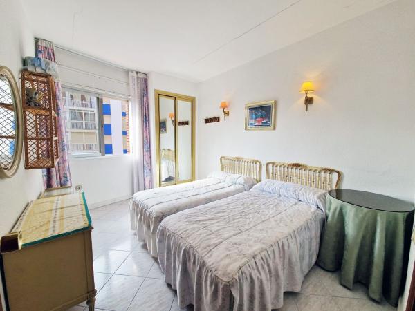 Sale of flat in Piso en Calle Hermanos Pinzón, Zona Puerto Deportivo, Fuengirola, Fuengirola
photo 1