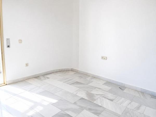 Sprzedaż mieszkania w Piso en Calle Jacinto Benavente, Zona Puerto Deportivo, Fuengirola, Fuengirola
photo 1