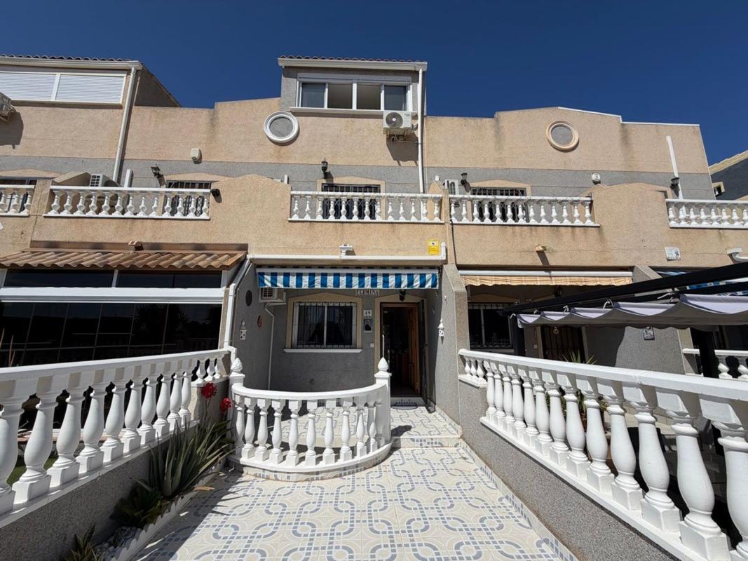 Sprzedaż niezależnego domku jednorodzinnego w Casa o chalet en Playa Flamenca, Orihuela, Orihuela photo 1
