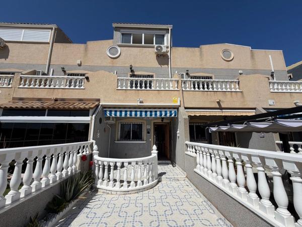 Частный шале на продаже в  Casa o chalet en Playa Flamenca, Orihuela, Ориуэла photo 1