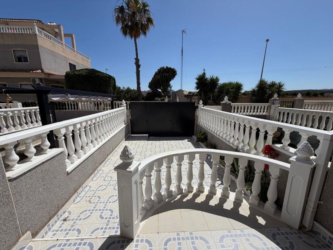 Sprzedaż niezależnego domku jednorodzinnego w Casa o chalet en Playa Flamenca, Orihuela, Orihuela photo 2