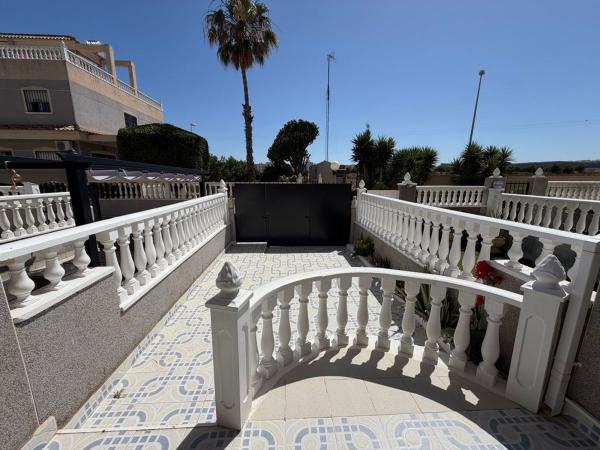 Частный шале на продаже в  Casa o chalet en Playa Flamenca, Orihuela, Ориуэла photo 2