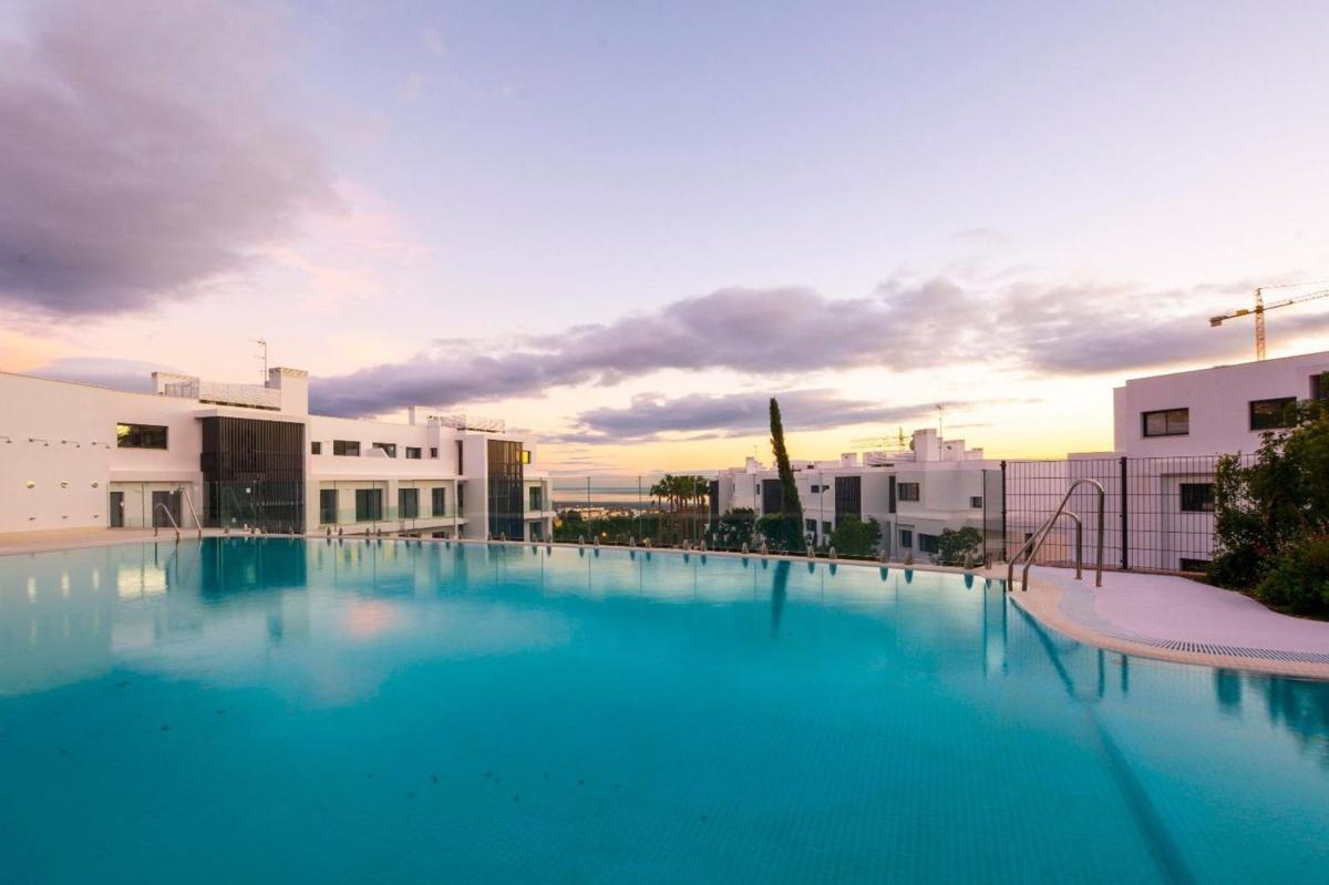 Venta de piso en Piso en Avenida 8 de Marzo, El Higuerón, Fuengirola, Fuengirola
photo 2