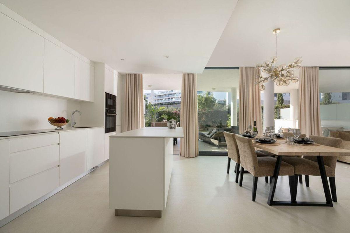 Venta de piso en Piso en Zona Puerto Deportivo, Fuengirola, Fuengirola
photo 1