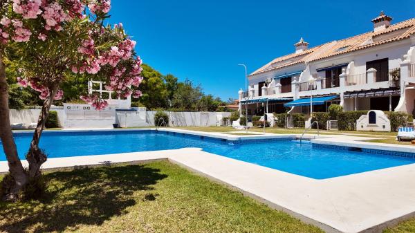 Chalet adosado en Calle Alberto Morgenstern, Zona Sohail, Fuengirola photo 1