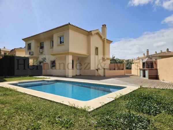 Chalet adosado en Los Pacos, Fuengirola photo 1