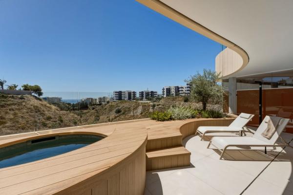 Venta de piso en Piso en Avenida 8 de Marzo, 32, El Higuerón, Fuengirola, Fuengirola
photo 1