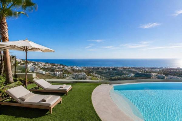 Casa o chalet independiente en Avenida Carvajal, Las Gaviotas, Fuengirola thumbnail 1