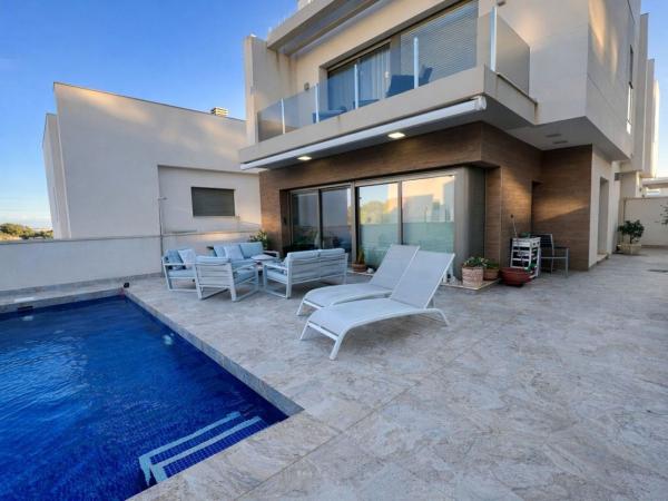 Chalet wolnostojący na sprzedaż w Casa o chalet en Villamartín, Orihuela, Orihuela photo 1